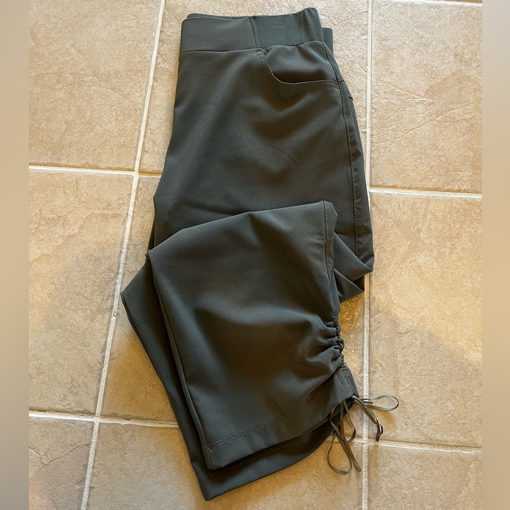 Ruched Crop Pant